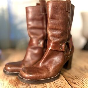 Brown leather western cowgirl boots. Size 6 1/2